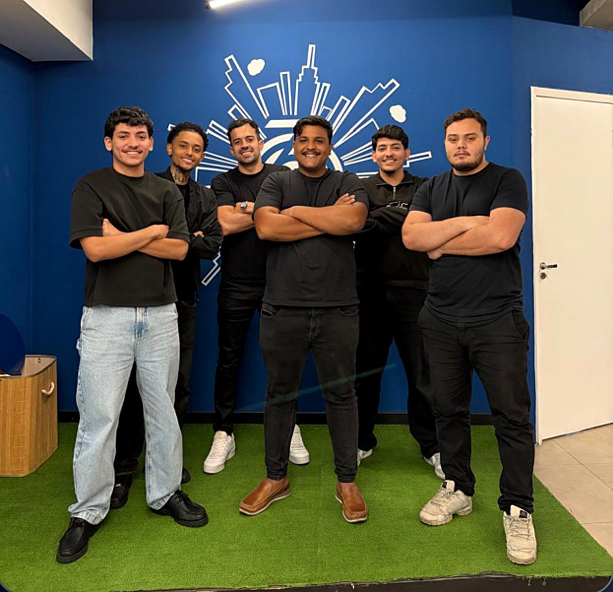 Time do HUB Venora 360 reunido na sede do grupo